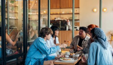 'Separate checks, please.' 5 tips for handling money with friends