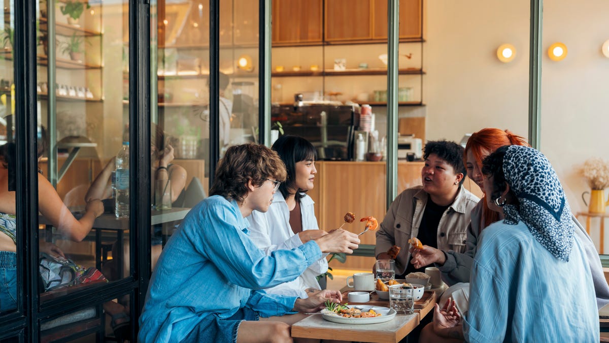 'Separate checks, please.' 5 tips for handling money with friends