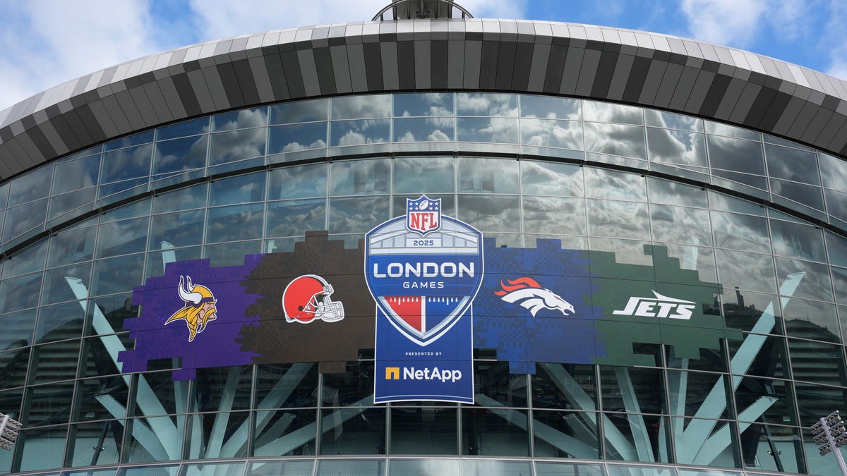 Kick-off for Jets-Broncos Week 6