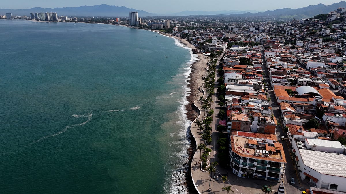 How to move to Mexico or Canada from the US in 2025