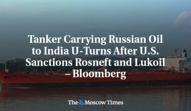 Tanker Carrying Russian Oil to India U-Turns After U.S. Sanctions Rosneft and Lukoil – Bloomberg