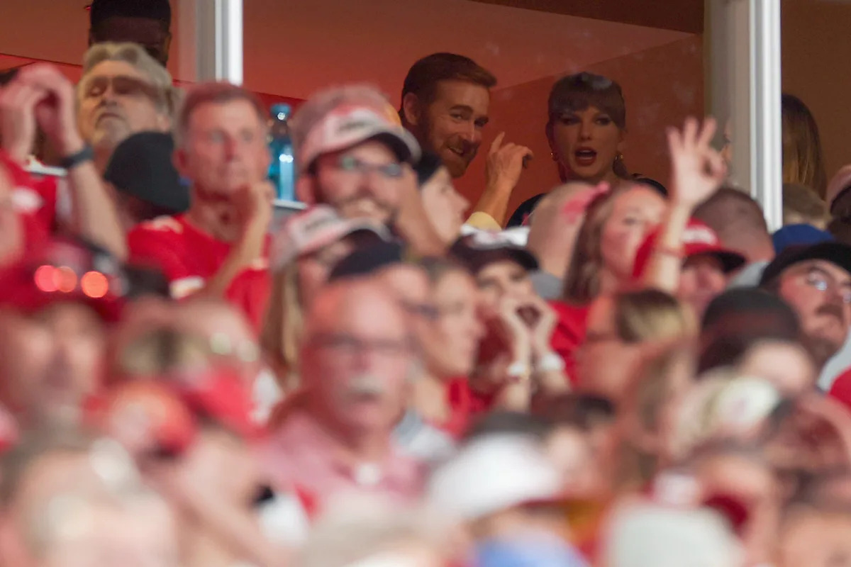 Taylor Swift keeps her Arrowhead streak alive as Chiefs take on the Commanders
