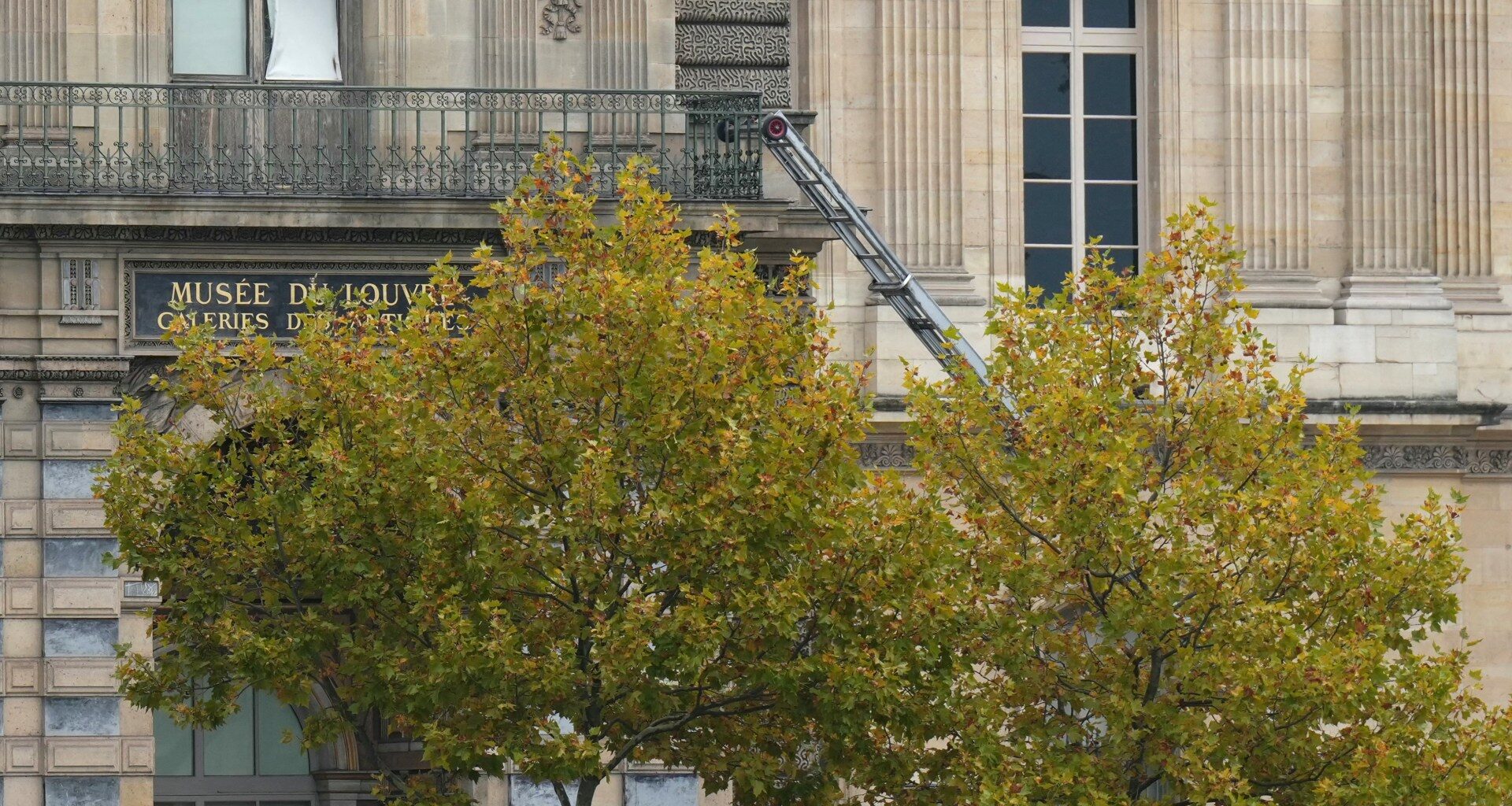 ‘Priceless’ jewels stolen from France’s Louvre Museum in four-minute heist | Crime News