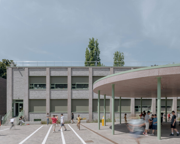 Chazal School Renovation and Playground Transformation / MULTIPLE Architecture & Urbanism - Exterior Photography, Concrete