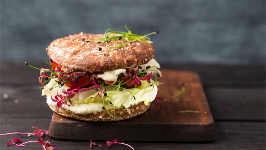 Click to play video: 'A look inside veggie burgers: What you need to know about soy-, plant-based burgers'