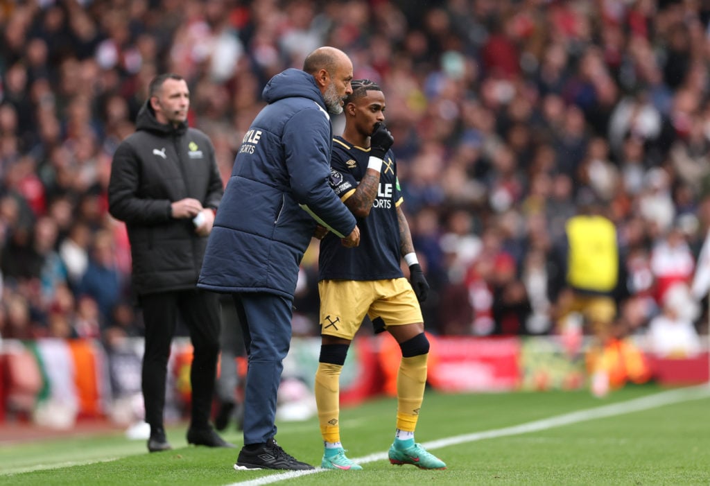 Nuno Espirito Santo talks to Crysencio Summerville during Arsenal v West Ham United - Premier League