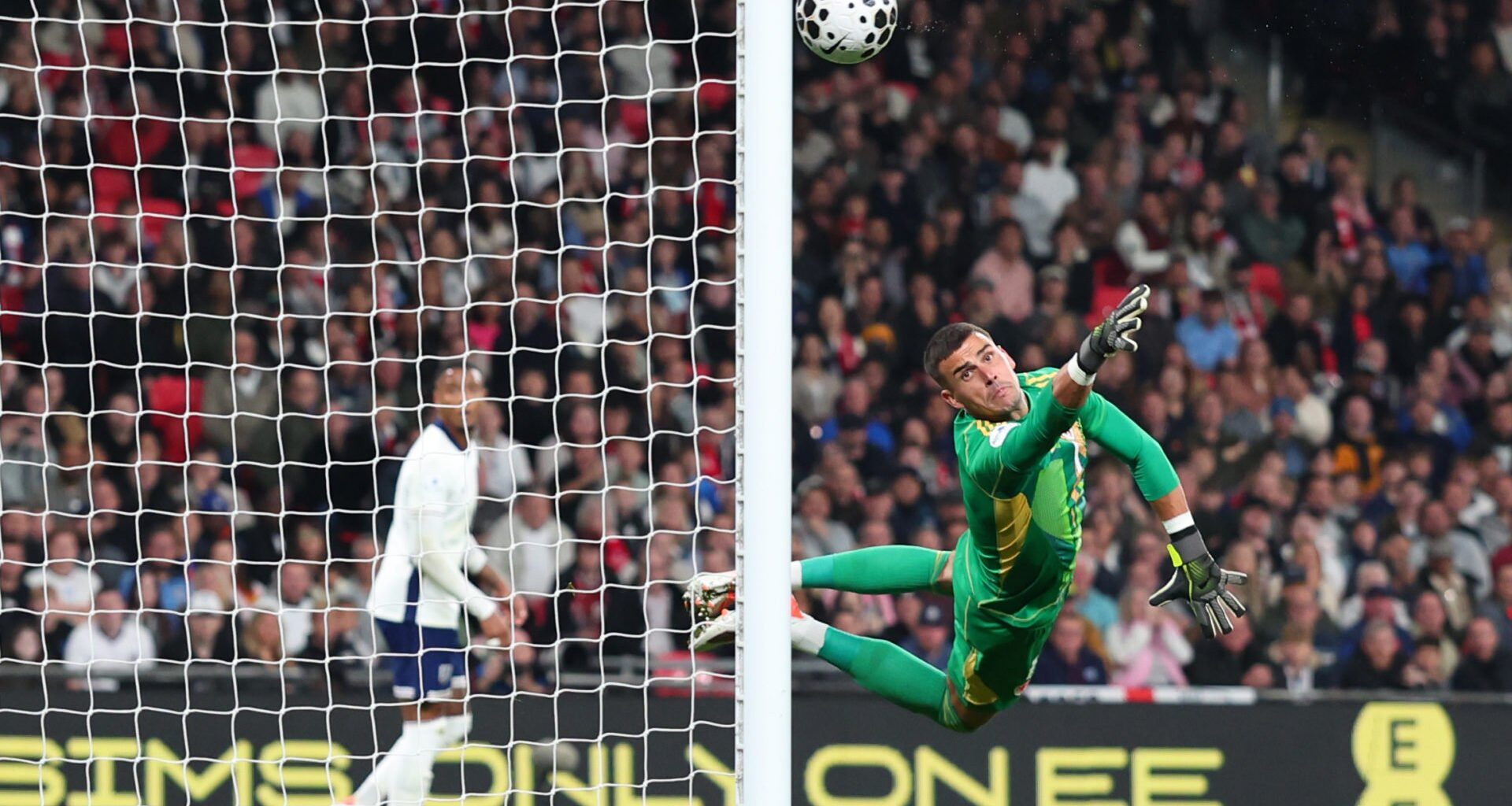 Leeds United fans send message to Karl Darlow after disastrous Wales start against England