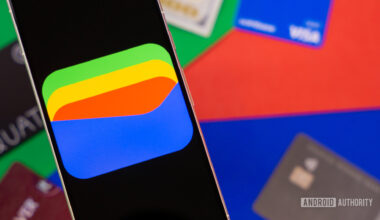 Google Wallet logo on smartphone next to credit cards and cash Stock photo 3