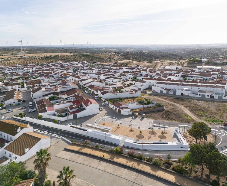 About the Fences - Clara Campoamor Square in San Silvestre de Guzmán / estudio veintidós - Image 1 of 24