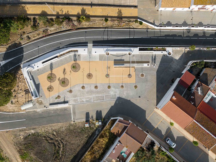 About the Fences - Clara Campoamor Square in San Silvestre de Guzmán / estudio veintidós - Image 14 of 24