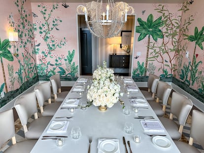 El comedor de la suite presidencial del hotel Beverly Hilton, preparado para una de las cenas de gala con motivo de su 70º aniversario.