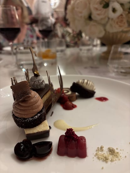 Una nueva versión de la clásica tarta Selva Negra, servida con motivo del 70º aniversario del hotel Beverly  Hilton, en Beverly Hills (California), en septiembre de 2025.