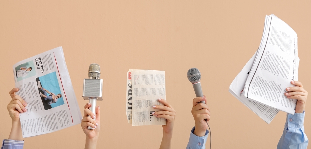 Hands with microphones and newspapers - © Pixel-Shot/ Shutterstock Hands with microphones and newspapers - © Pixel-Shot/ Shutterstock