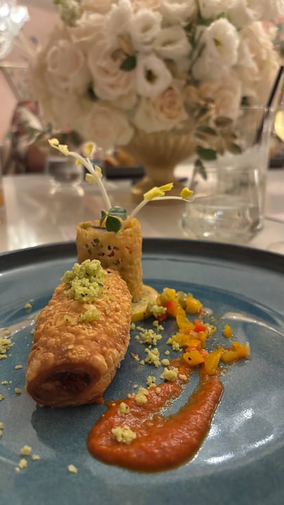 'Hot pockets' de peperoni con crujiente de parmesano, uno de los platos servidos en la cena por el 70º aniversario del hotel Beverly Hilton, en Beverly Hills (California), en septiembre de 2025.