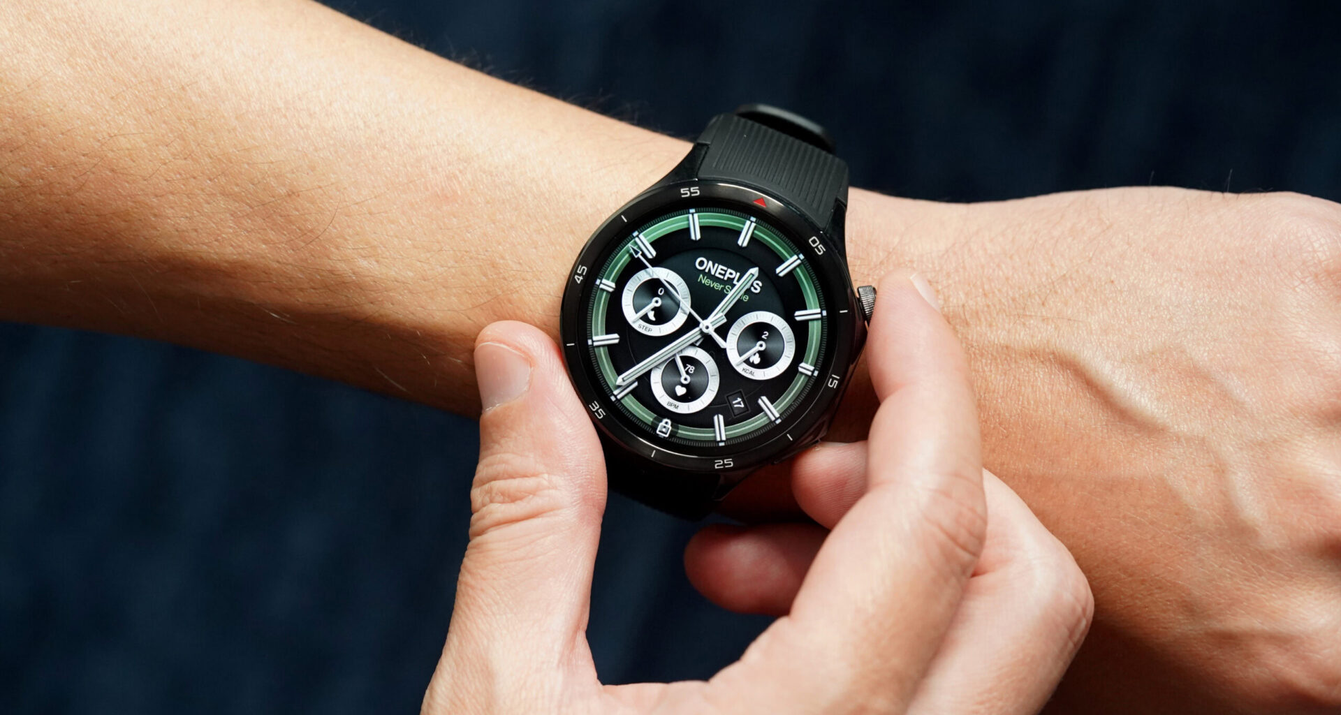 A male user wears a OnePlus Watch 3 on wrist.