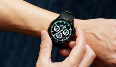 A male user wears a OnePlus Watch 3 on wrist.