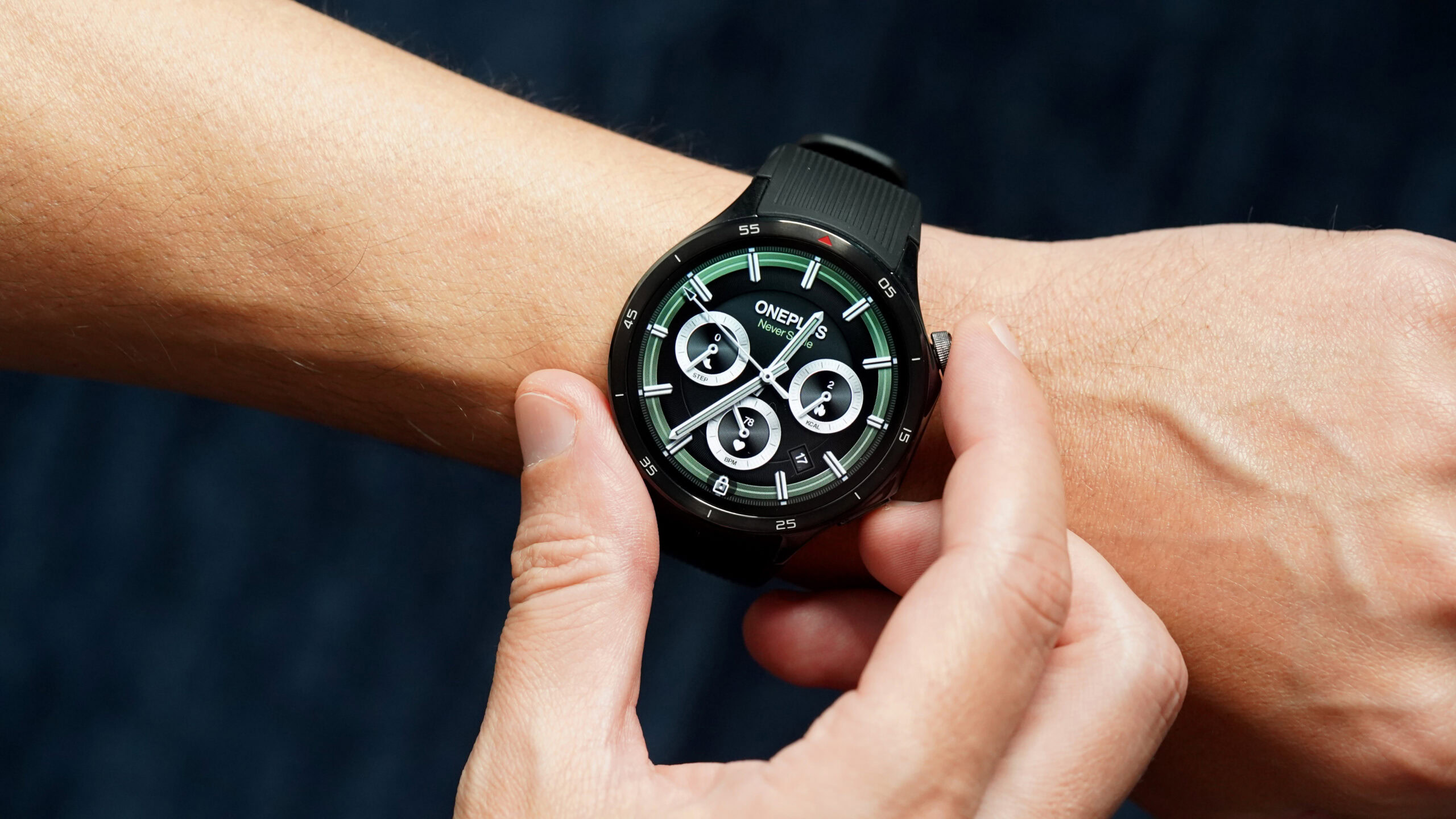 A male user wears a OnePlus Watch 3 on wrist.