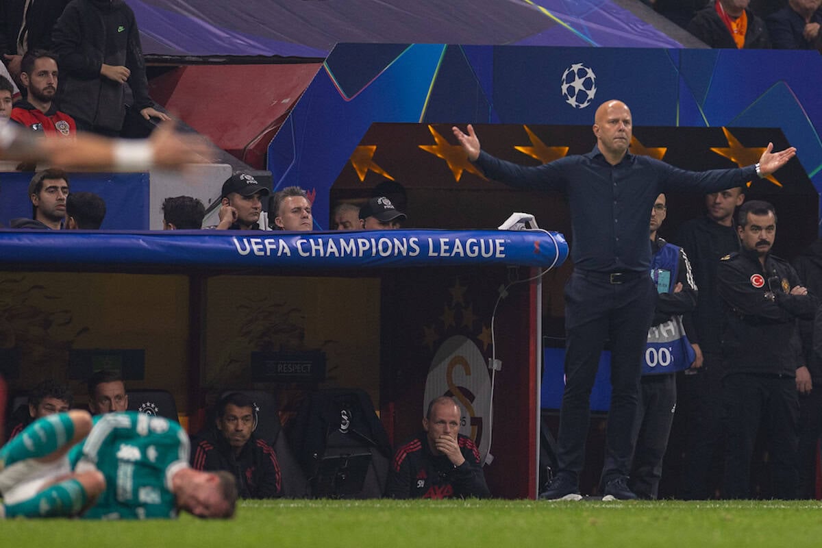 ISTANBUL, TURKEY - Tuesday, September 30, 2025: Liverpool's head coach Arne Slot reacts to a foul on Alexis Mac Allister during the UEFA Champions League match between Galatasaray and Liverpool FC at the Ali Sami Yen Stadium. (Photo by David Rawcliffe/Propaganda)