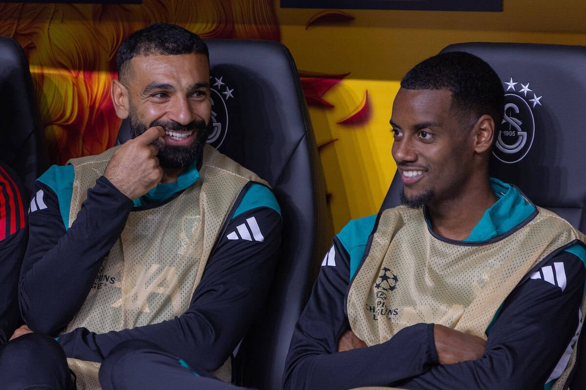 ISTANBUL, TURKEY - Tuesday, September 30, 2025: Liverpool team-mates and substitutes Mohamed Salah (L) and Alexander Isak on the bench before the UEFA Champions League match between Galatasaray and Liverpool FC at the Ali Sami Yen Stadium. (Photo by David Rawcliffe/Propaganda)
