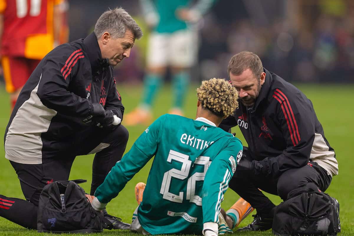 ISTANBUL, TURKEY - Tuesday, September 30, 2025: Liverpool's Hugo Ekitike recieving treatment on the pitch during the UEFA Champions League match between Galatasaray and Liverpool FC at the Ali Sami Yen Stadium. (Photo by David Rawcliffe/Propaganda)