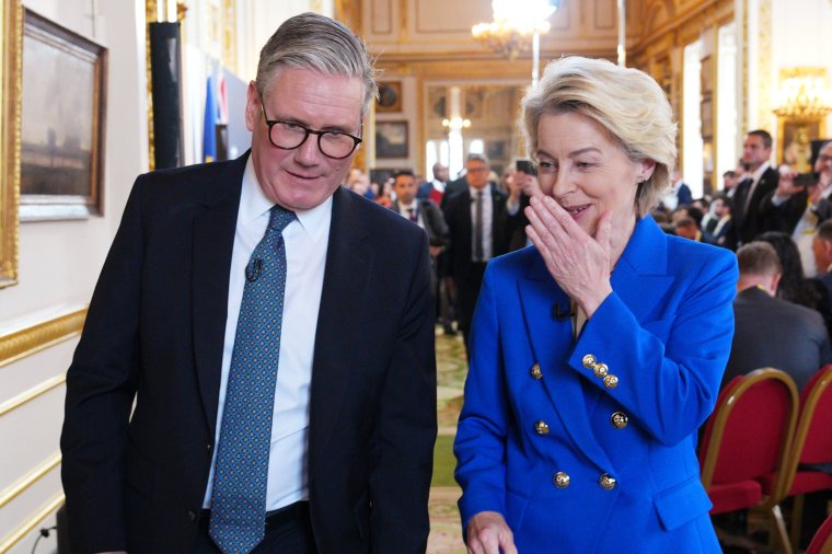LONDON, ENGLAND - MAY 19: UK Prime Minister Keir Starmer and President of the European Commission, Ursula von der Leyen attend a press conference at the UK-EU summit at Lancaster House on May 19, 2025 in London, England. Prime Minister Keir Starmer is hosting leaders from the European Union for the first UK-EU Summit since Britain's withdrawal from the EU in January 2020, to discuss plans for resetting the UK's relationship with the bloc. The Labour government has said it will deliver a stronger partnership with the EU, "strengthening our alliances and closing deals in the interests of British people." According to the European Council, the meeting will also be an opportunity for the leaders to reaffirm a joint commitment to peace and security in Europe. (Photo by Carl Court/Getty Images)