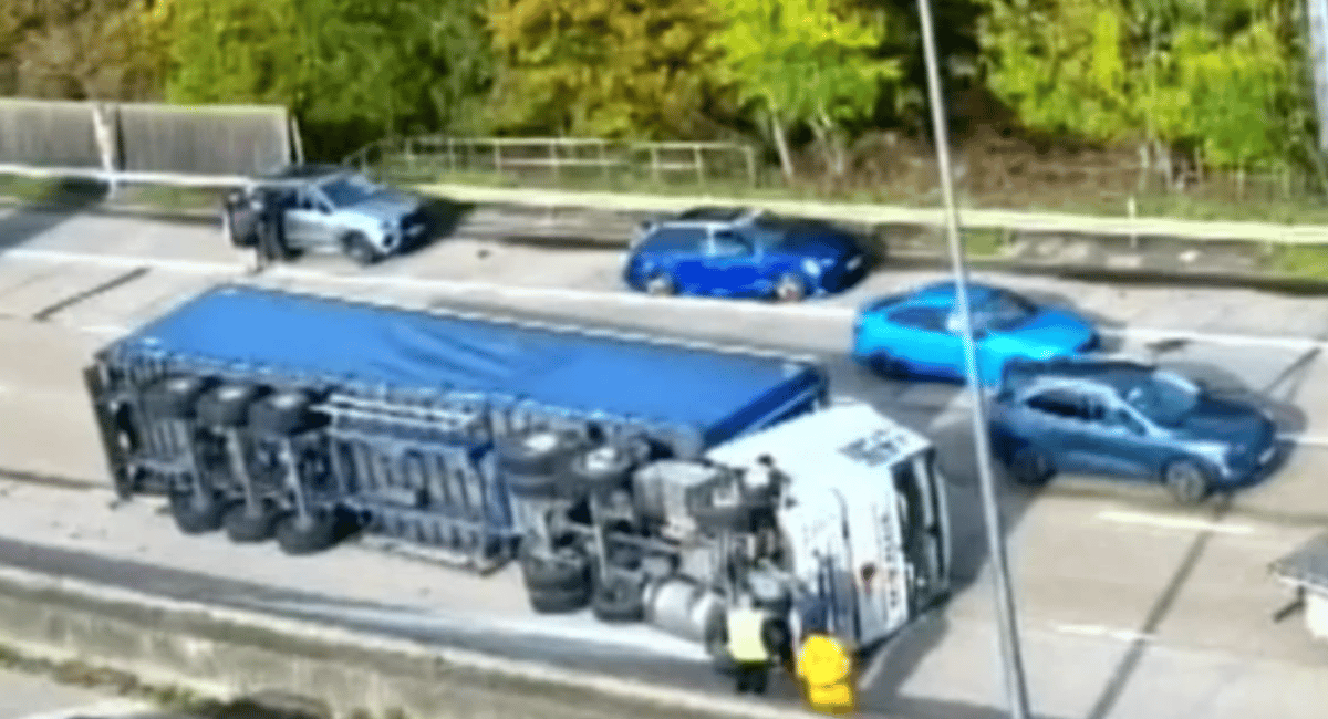 London travel news LIVE: M25 finally reopens after hours of gridlock as lorry overturns in crash