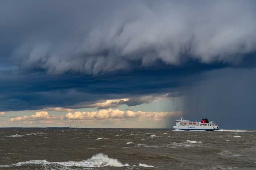 Powerful Storm Amy Disrupts Baltic Sea Ferries and Halts Travel Across Northern Germany