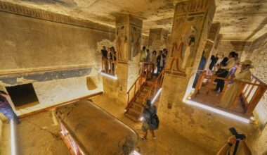 Best photos of October 5: Visitors at the tomb of Amenhotep III in Egypt to a Pro Palestine rally in Spain