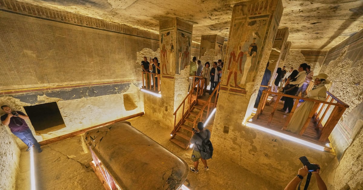 Best photos of October 5: Visitors at the tomb of Amenhotep III in Egypt to a Pro Palestine rally in Spain