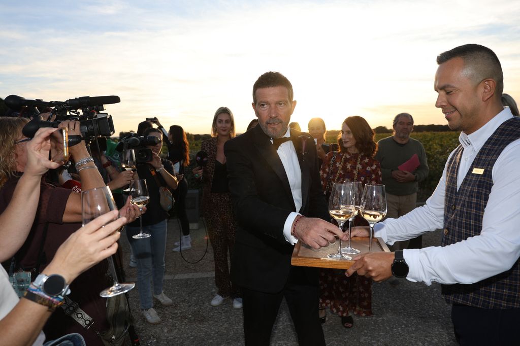 Antonio goes out to meet the press after his daughter's wedding