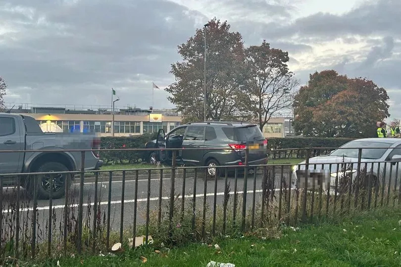 Motorist crashes in embankment barrier during rush hour.