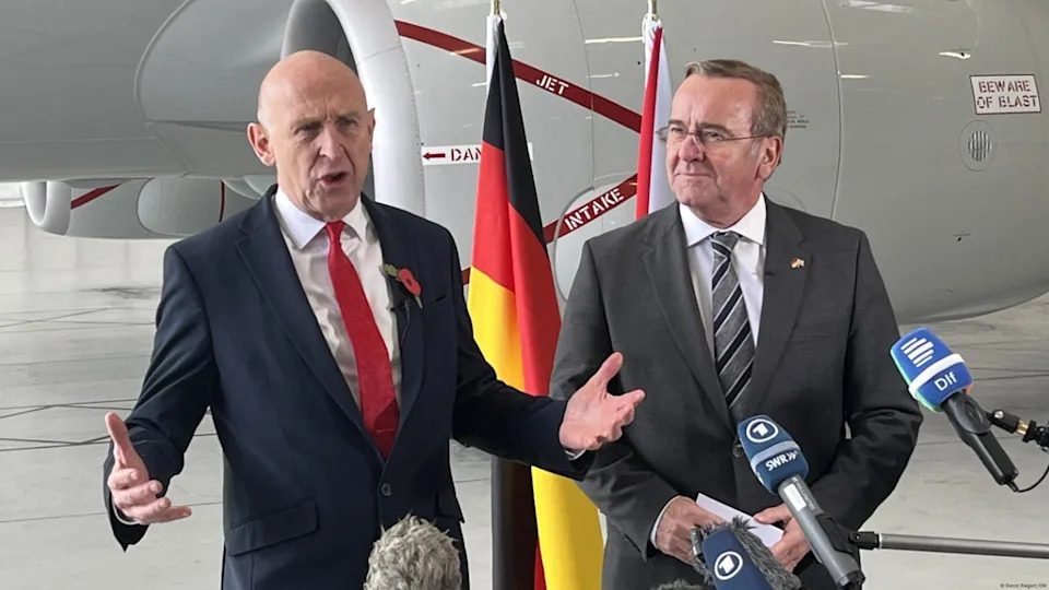 After the flight British Defense Minister John Healey (left) and his German counterpart Boris Pistorius spoke to journalists<span class="copyright">Bernd Riegert/DW</span>