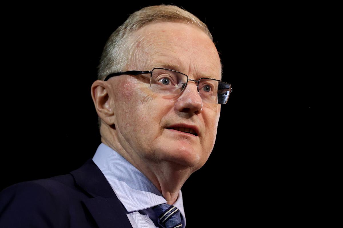 Ex-RBA Chief Lowe Urges Policy Pause to Assess High Labor Costs