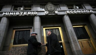 Argentine peso drops against dollar despite US backing
