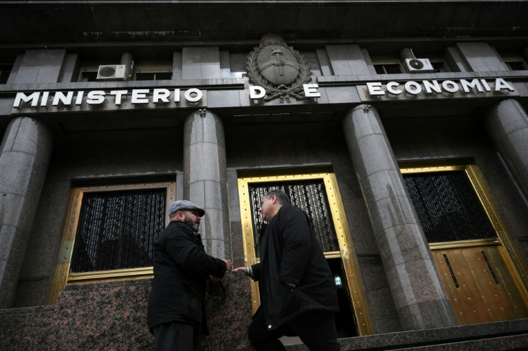 Argentine peso drops against dollar despite US backing