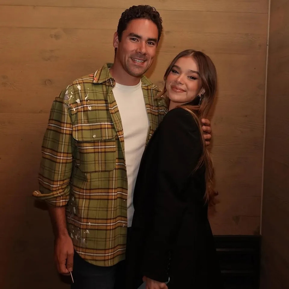 <p>Josh Allen & Hailee Steinfeld</p>