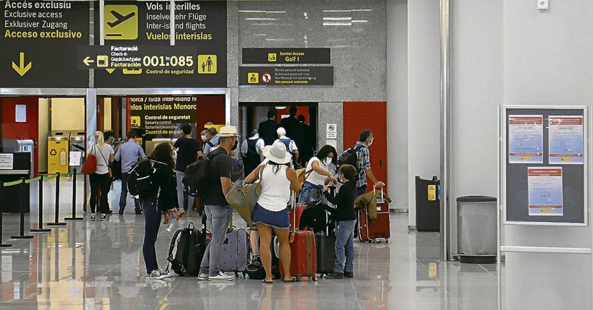 This is the system that records the faces and fingerprints of travelers from outside the EU.