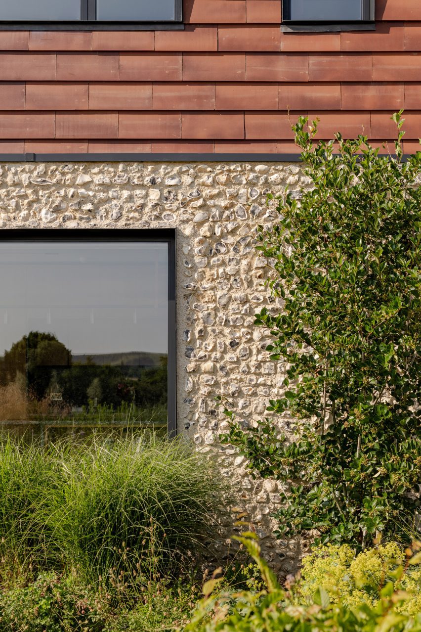 Flint facade at Bulls Barn house by Selencky Parsons