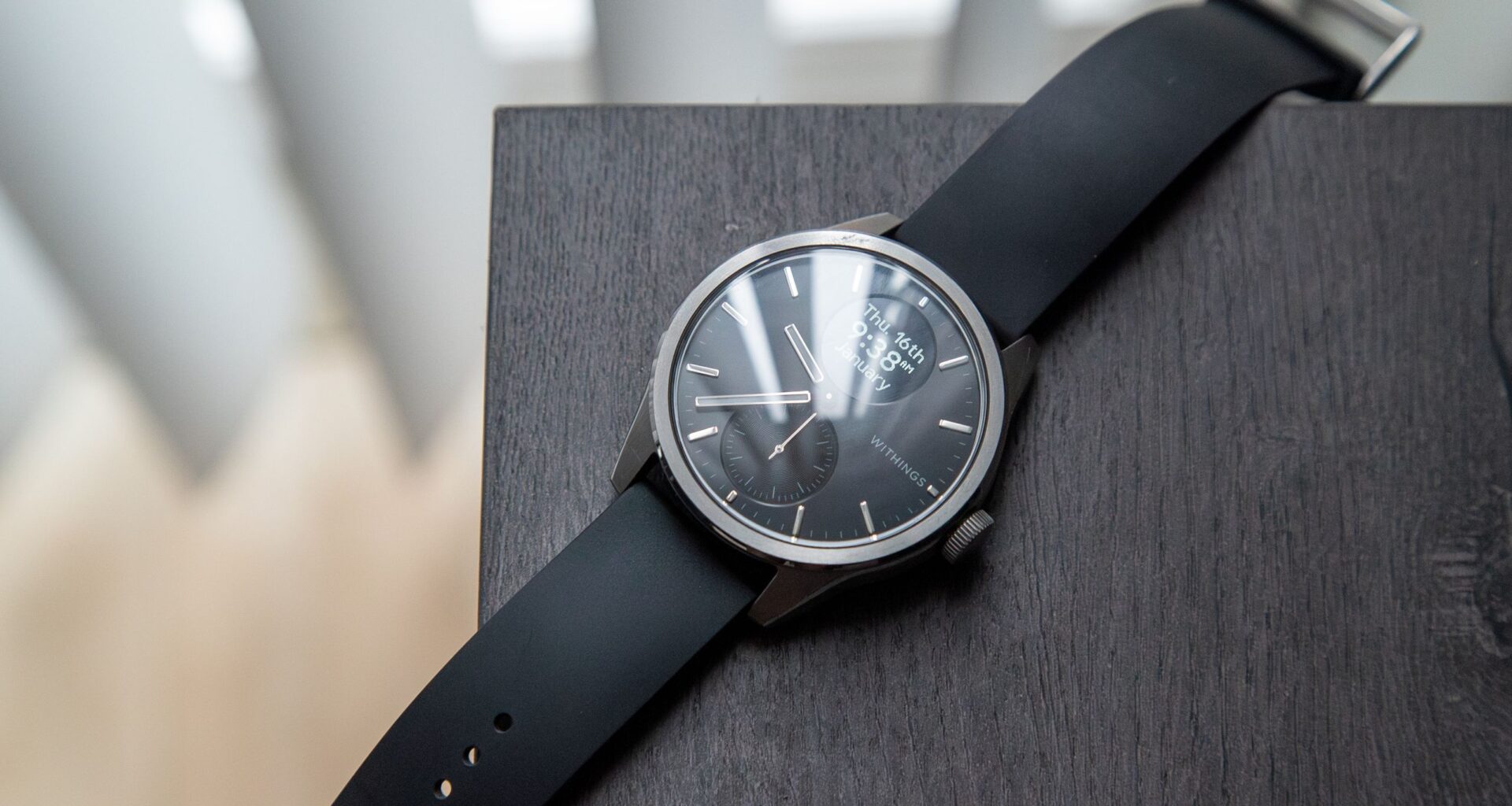 3 reasons why you should consider buying a hybrid smartwatch