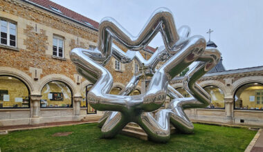cyril lancelin's inflatable star sculpture reflects the courtyard of étrépagny library