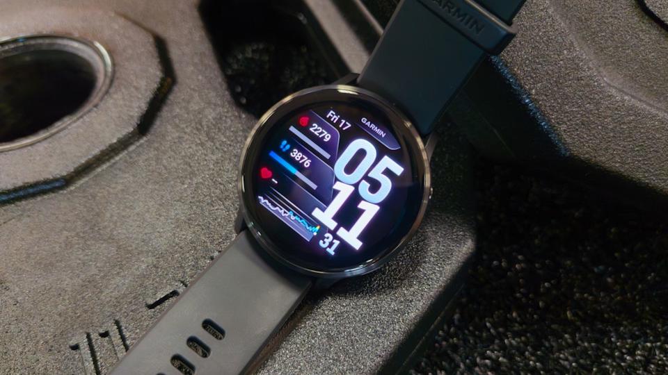  Garmin Venu 4 on barbell plates. 