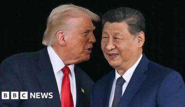 Donald Trump leaning in to speak into Xi Jinping's ear