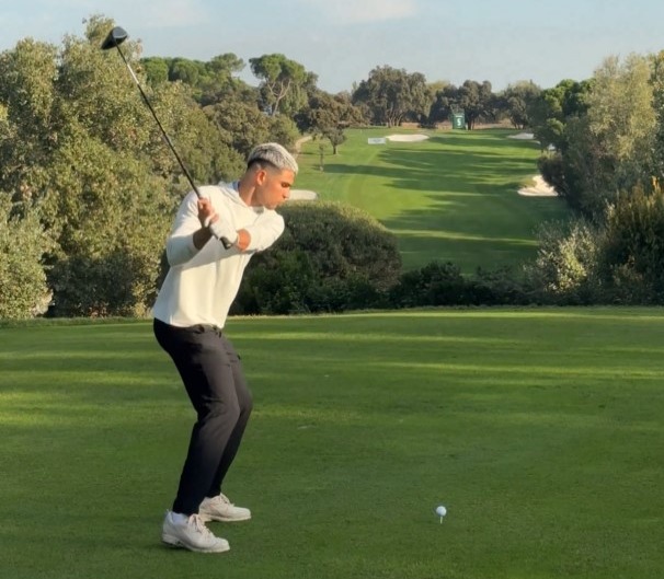 Alcaraz wound up and drove his tee shot straight down the fairway