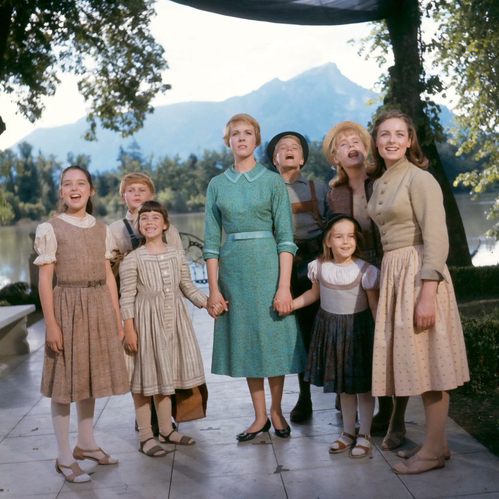 1965 Julie Andrews with Charmian Carr, Nicholas Hammond, Angela Cartwright, Heather Menzies, Duane Chase, Debbie Turner, and Kym Karath 'The Sound of Music'.