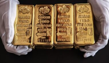 Gold Powers Toward $4,000 on US Federal Shutdown and ETF Buying