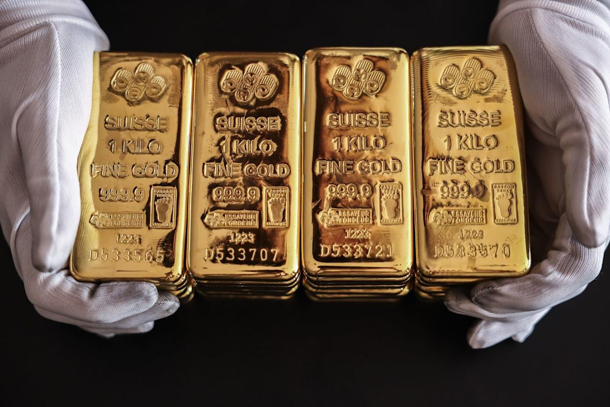 Gold Powers Toward $4,000 on US Federal Shutdown and ETF Buying