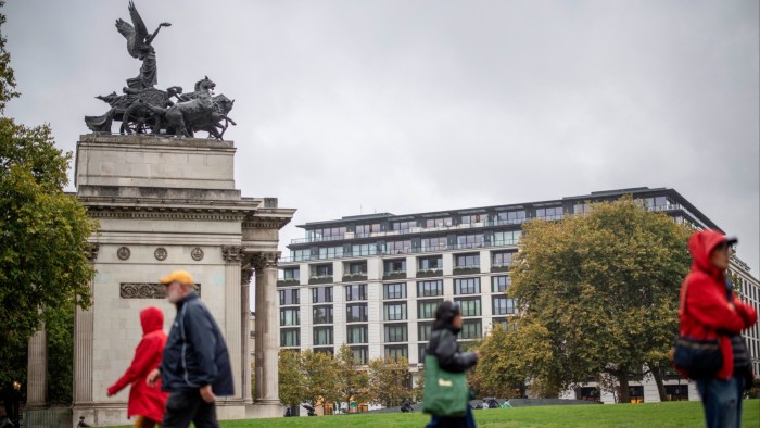 Luxury London apartment building draws influx of US billionaires