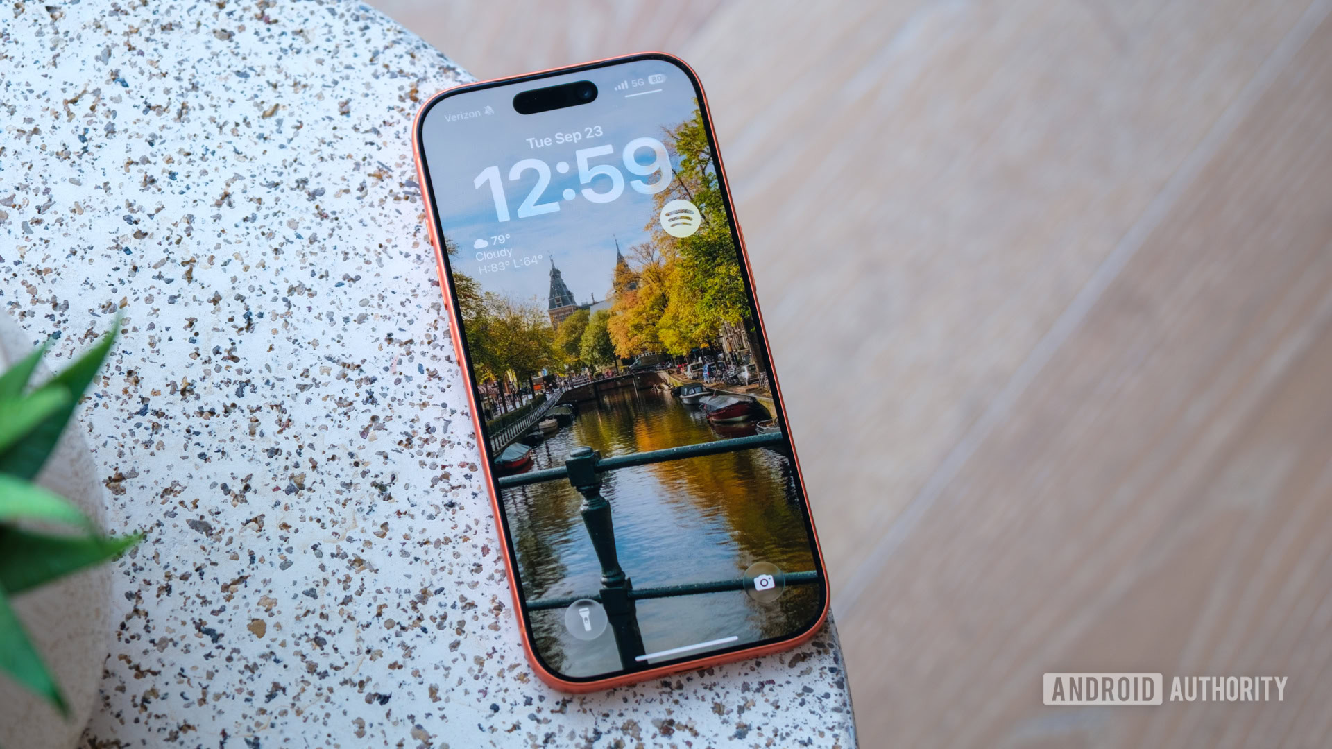 iPhone 17 Pro lock screen iPhone 17 Pro lock screen