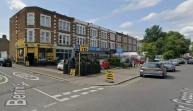 Police manhunt as victim, in his 20, stabbed to death in south London - London Evening Standard