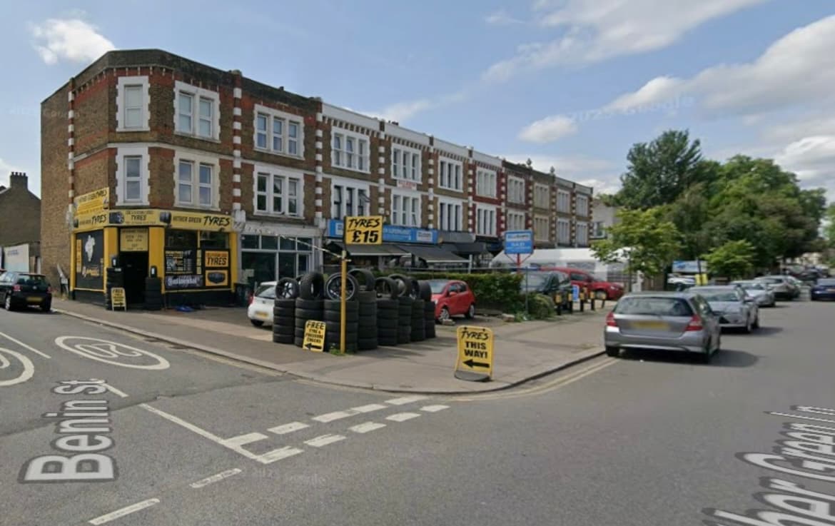 Police manhunt as victim, in his 20, stabbed to death in south London - London Evening Standard